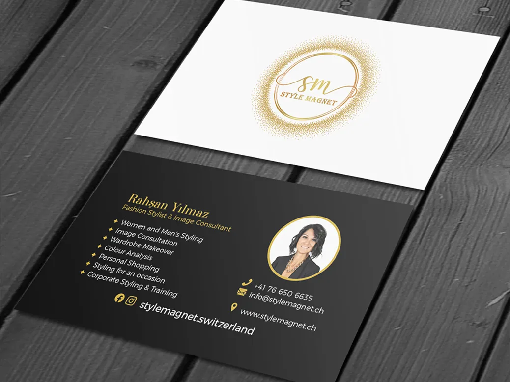 Design carte de vizită minimalistă alb-negru pentru consultant de stil și modă.
