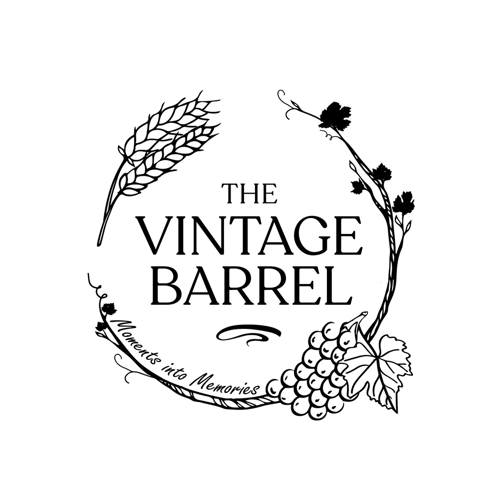 Logo The Vintage Barrel în stil schiță cu struguri, viță de vie, spice de grâu și sloganul Moments into Memories.