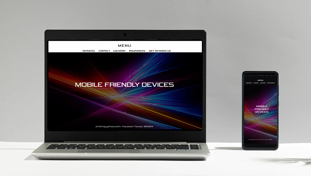 Mockup de site web responsive pe tema tehnologiei cu fundal abstract colorat pe laptop și telefon. creare website