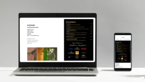Interfața unui site web pentru restaurant cu meniu online afișată pe laptop și smartphone, demonstrând un design optimizat.