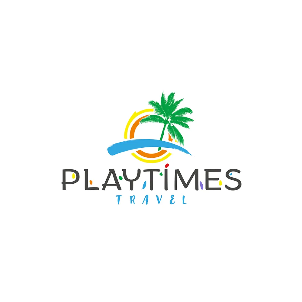 Logo Playtimes Travel cu palmier verde, soare galben și val albastru în stil tușă de pensulă.