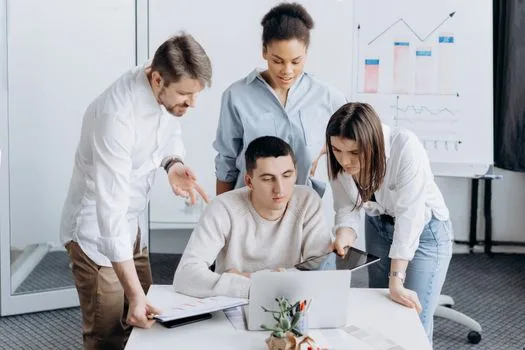 O echipă de specialiști verificând dacă pașii de creare website au inclus optimizarea SEO corectă.