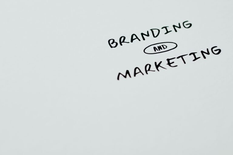 Cuvintele BRANDING AND MARKETING scrise clar de mână cu marker negru pe o foaie albă de hârtie. ce este brandingul.