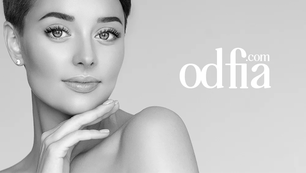 Portret alb-negru al unei femei cu ten impecabil alături de logo-ul minimalist Odfia dot com, un proiect de branding realizat de FloBold.