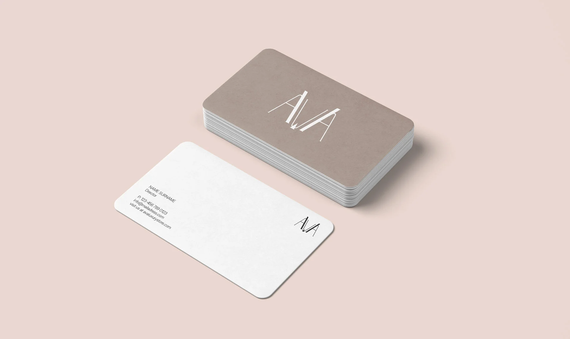 Mockup cu un set de cărți de vizită premium pentru brandul AVA, având colțuri rotunjite, finisaj mat în nuanțe calde de taupe și scris minimalist alb, realizat de FloBold.