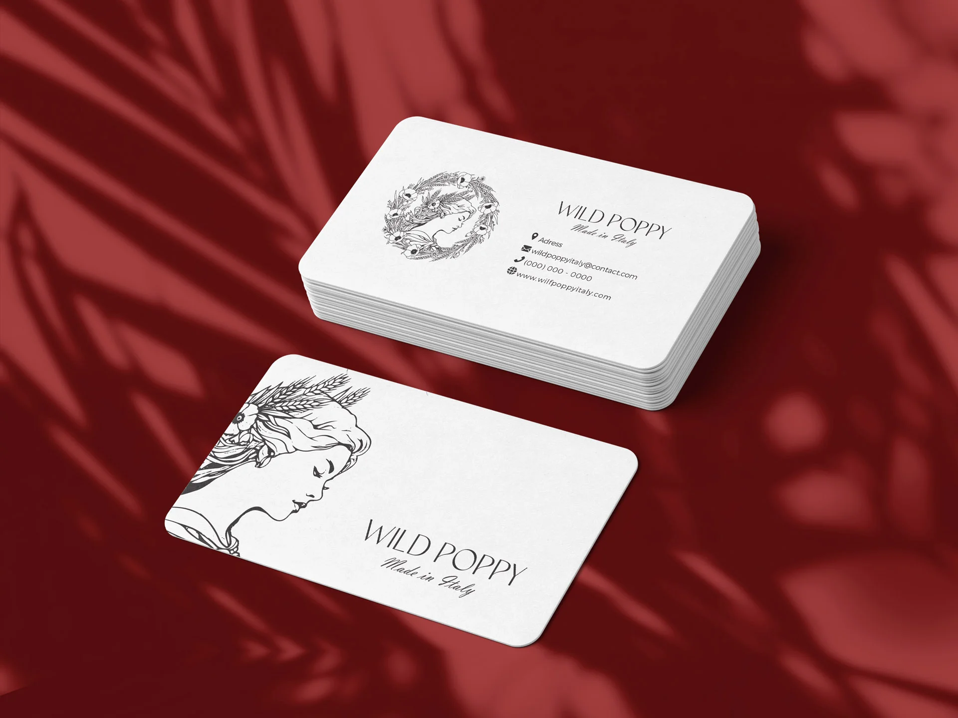 Mockup cu un set de cărți de vizită albe cu colțuri rotunjite pentru brandul Wild Poppy, prezentând fața cu logo și ilustrație și spatele cu datele de contact, realizat de FloBold.