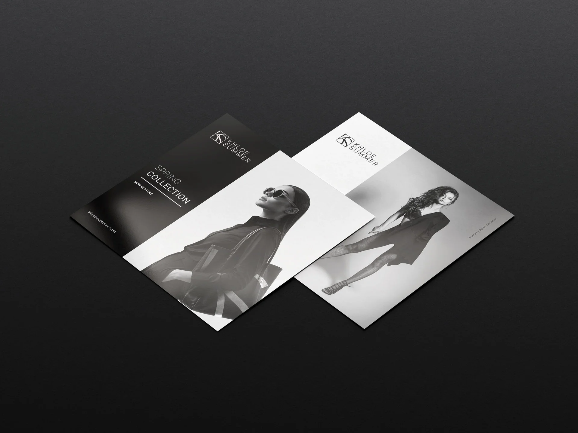 Mockup cu două broșuri pătrate de tip lookbook pentru colecția de primăvară Khloe Summer, prezentând fotografii alb-negru de modă, realizate de FloBold. Brand identity fashion.