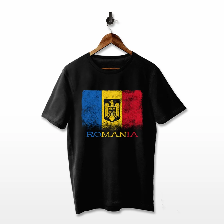 Mockup cu tricou negru si imprimeu grafic grunge steagul Romaniei creat de FloBold.