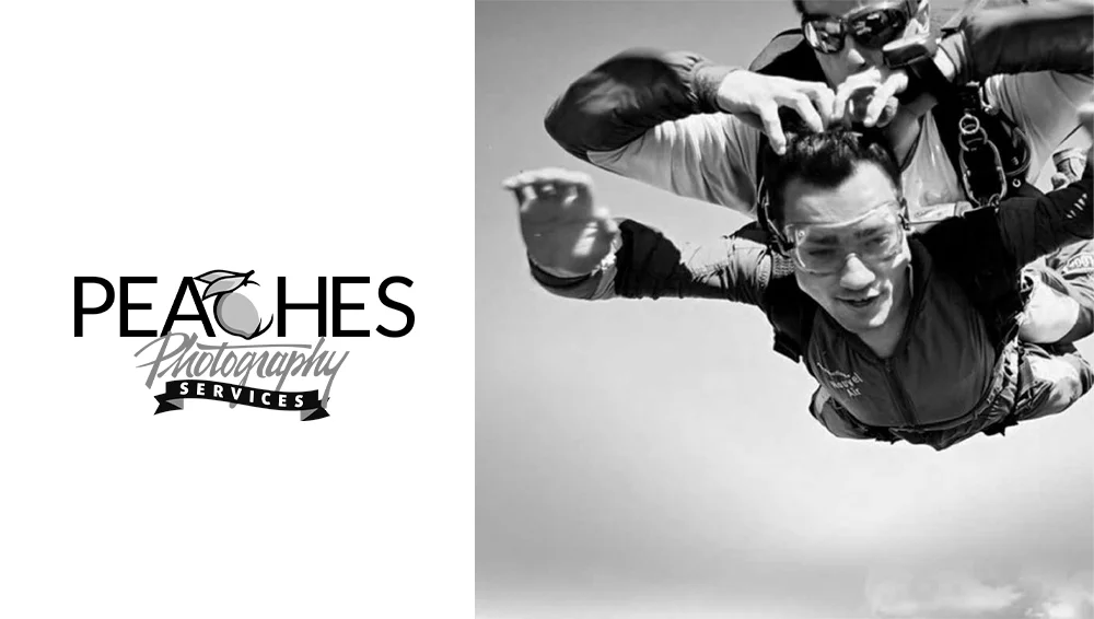 Design de logo Peaches Photography Services alături de o fotografie alb-negru cu un salt cu parașuta, realizat de FloBold.