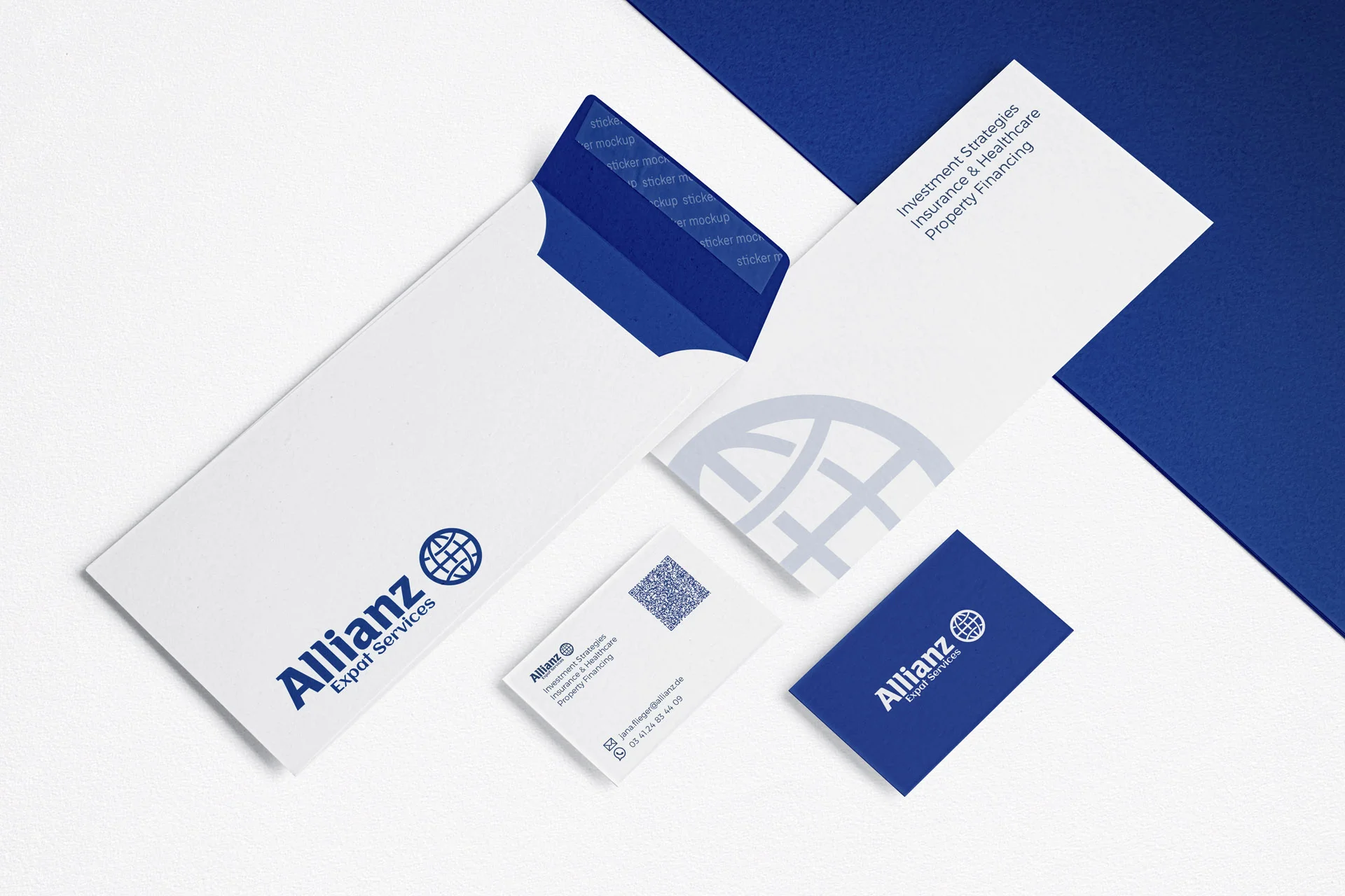 Set de materiale de corespondență corporativă pentru Allianz, incluzând plic alb personalizat cu logo albastru, scrisoare oficială și cărți de vizită cu cod QR, realizat de FloBold.