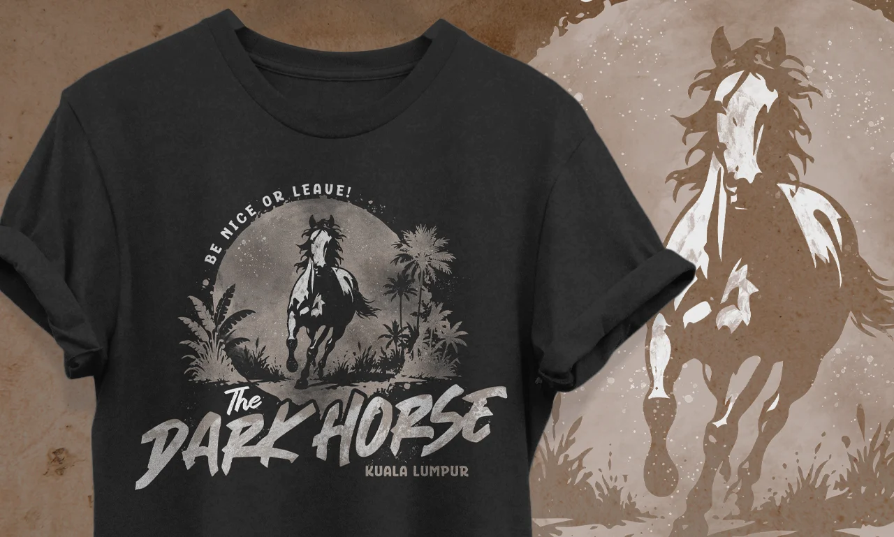 Proiect de design grafic pentru tricou negru cu ilustratie vintage cu cal si textul The Dark Horse creat de FloBold.