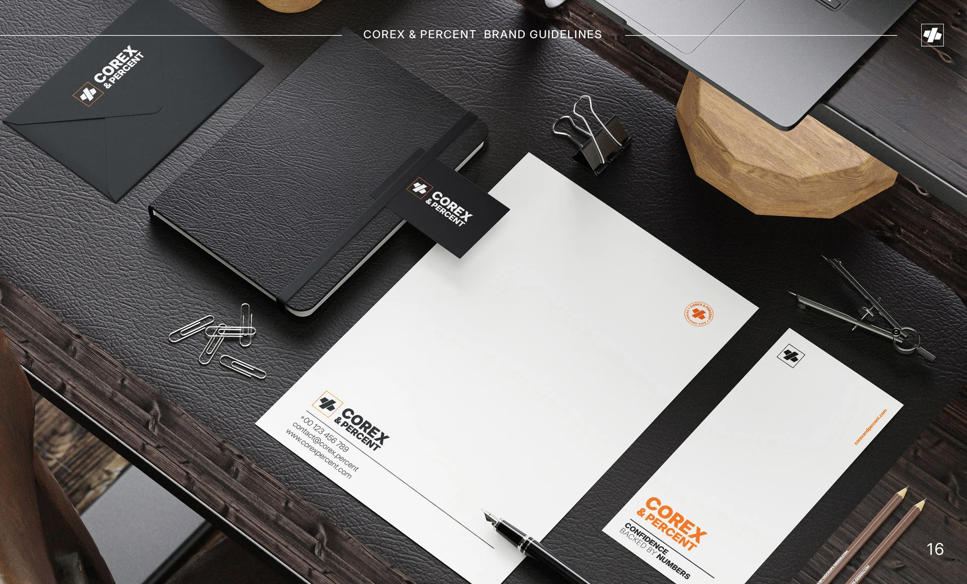 Set complet de papetărie de birou personalizată Corex cu foi cu antet, plicuri, agendă neagră și accesorii pe un birou elegant, realizat de FloBold.