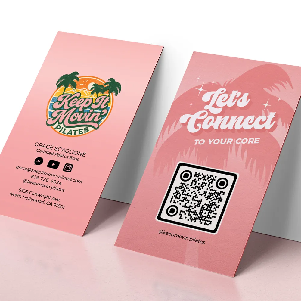 Mockup cu fața și spatele unei cărți de vizită premium pentru Keep It Movin' Pilates, cu cod QR și design tropical roz, realizat de FloBold.