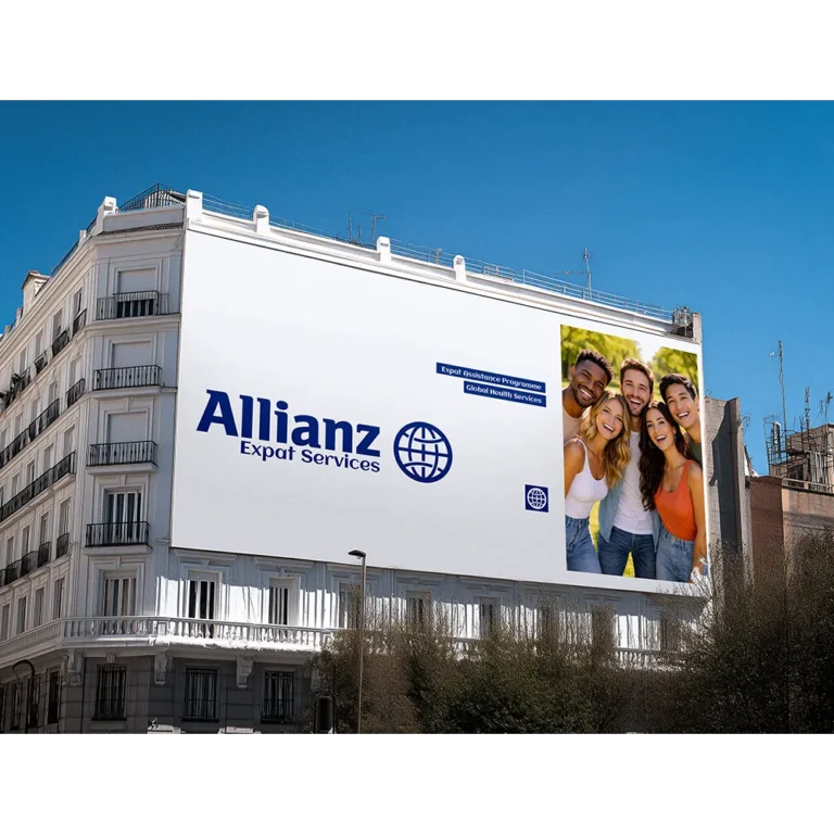 Mockup cu un billboard publicitar de mari dimensiuni amplasat pe o clădire urbană, creat de FloBold pentru Allianz Expat Services.