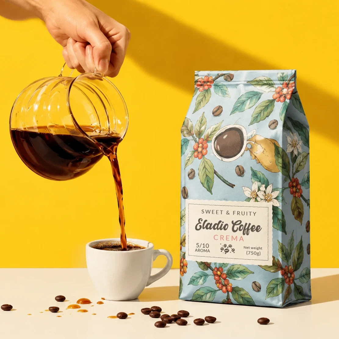 O pungă de cafea cu un design botanic ilustrat de agenția FloBold, poziționată lângă o ceașcă albă în care se toarnă cafea dintr-un ibric de sticlă, pe un fundal galben vibrant.